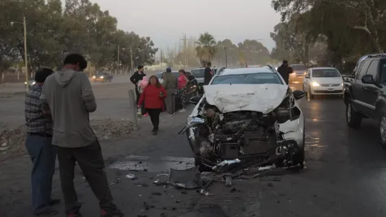Destrozó su vehículo tras chocar desde atrás a un colectivo en plena Ruta 20