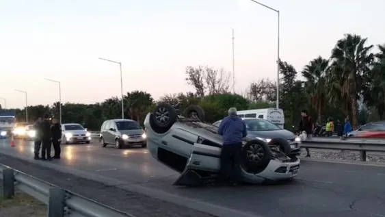 Por esquivar una reja, protagonizó un espectacular vuelco en la Circunvalación