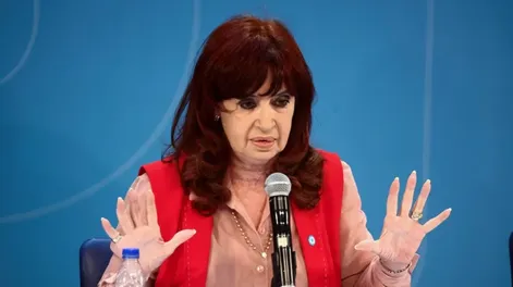 Cristina Kirchner critó a Javier Milei: “Estás con el agua al cuello porque te faltan dólares”