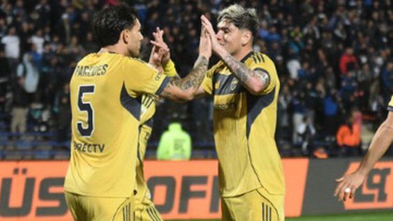 En una carambola, de un centro de Paredes, llegó el primer gol, y es saludado por el chileno Palacios.