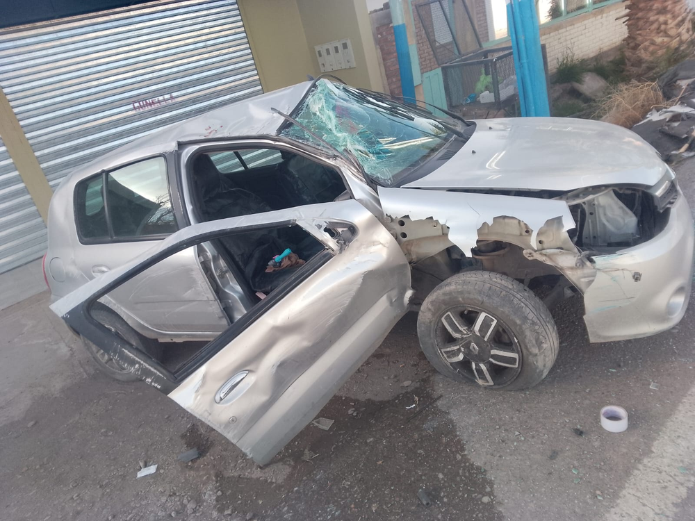 El auto era conducido por una mujer que debió ser hospitalizada.&nbsp;