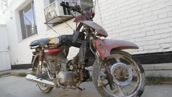 Iba en moto y con el casco puesto, pero no se salvó al estrellarse contra un árbol