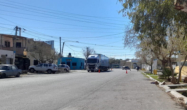 Un camión dañó el tendido eléctrico en Rawson y varios sectores permanecen sin luz