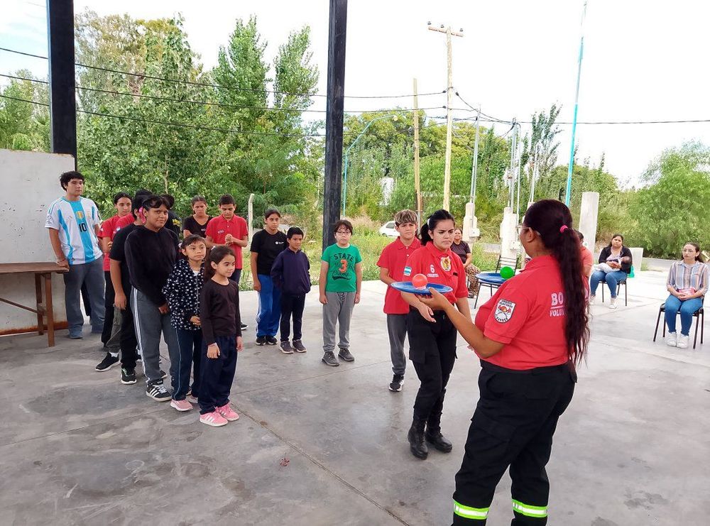Con juegos, los alumnos de la Escuelita de Cadetes de Bomberos Voluntarios de Albardón aprenden sobre valores.