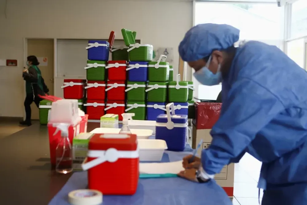 Calculan que en casi un mes los casos de covid-19 bajaron 37,7%