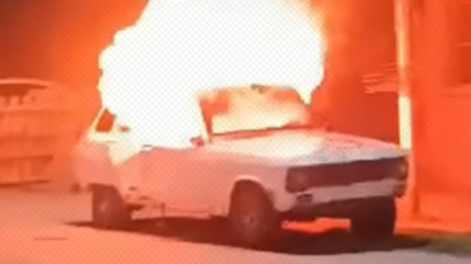 Auto incendiado. Foto: captura de video.