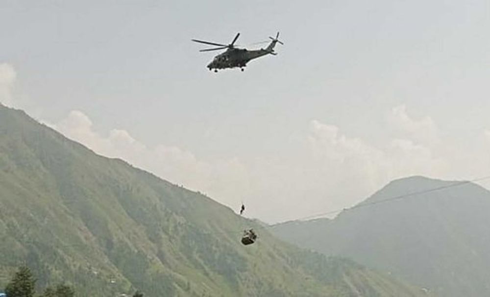 Una aerosilla con seis niños y dos adultos quedó colgada a más de 300 metros de altura