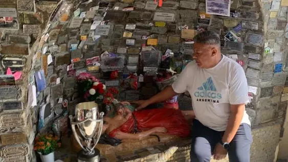 Chiqui Tapia cumplió su promesa y visitó la Difunta Correa a días de Qatar 2022