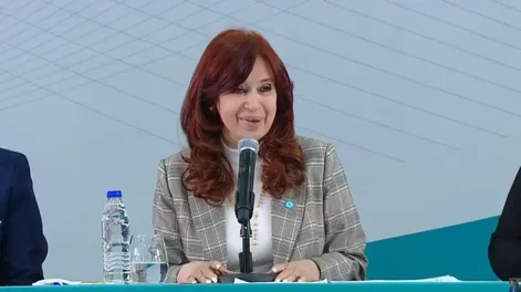 El mensaje de Cristina a Milei por la frustrada foto con Trump: “Gastar plata al divino botón”