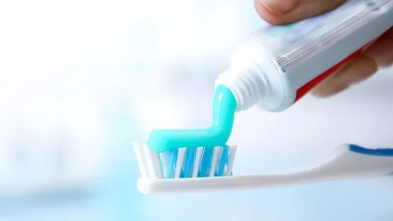 Cinco tareas, más allá de cepillarse los dientes, para cuidar la boca