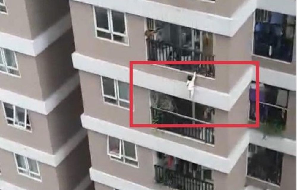 Una nena cayó del piso 12 de un edificio y un repartidor logró salvarla