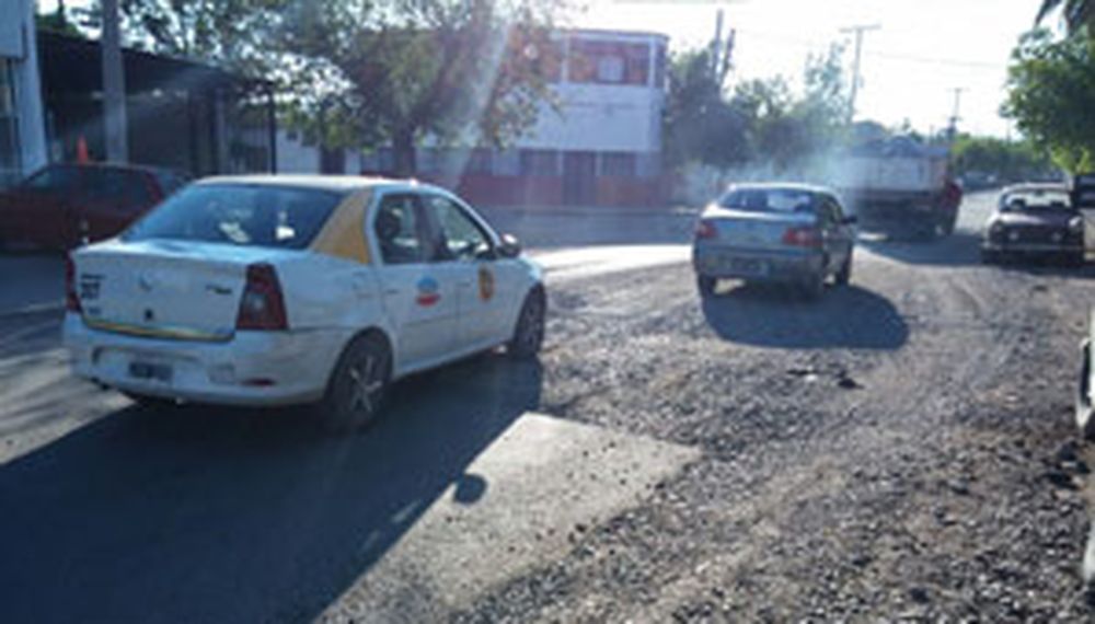 Vecinos se quejan por un parche de ripio en una calle muy transitada