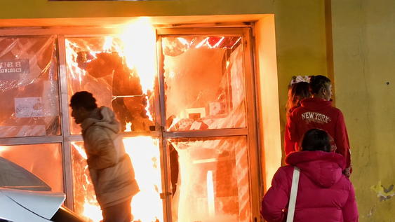 Un drugstore se incendió en Jáchal. Captura de video mejorada con IA.