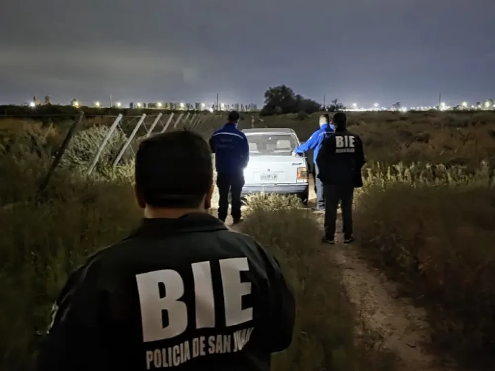 Lavó su auto, lo dejó con las llaves puestas y se lo robaron: lo encontraron a la hora sin una rueda y sin la batería