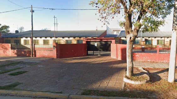 tension en otra escuela de santa fe: un alumno llevo un cuchillo de carnicero escondido en la mochila