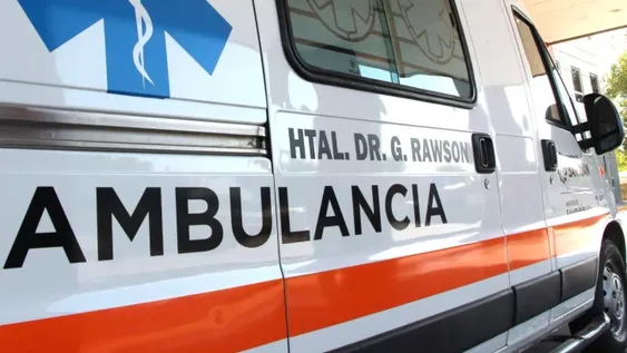 Dobló en un U con su camioneta y chocó con una moto: una mujer, hospitalizada