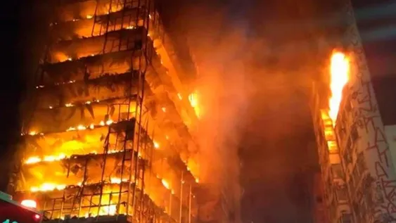 Al menos un muerto en el derrumbe de un edificio incendiado en San Pablo