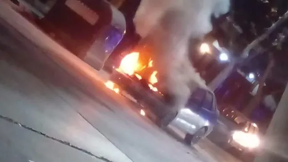 Alarma por el incendio de un auto en plena calle de Capital