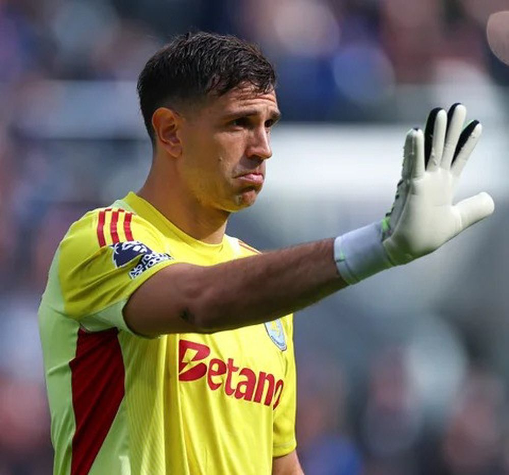 “Dibu” regresó al Aston  Villa y fue la gran figura