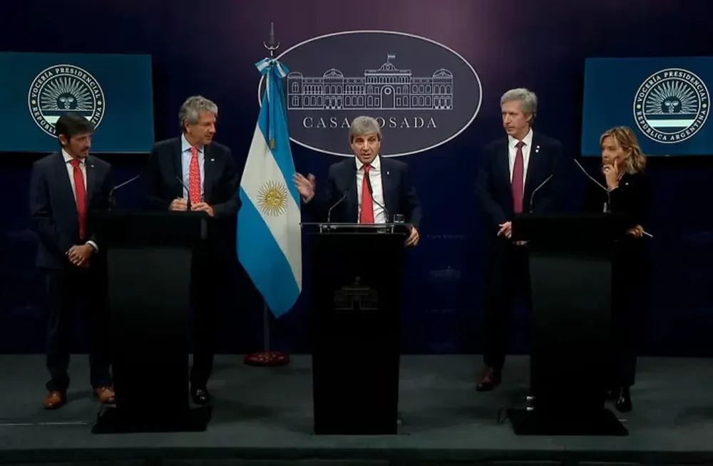 EN DEATLLE. El ministro Caputo y su equipo explicaron el alcance de las medidas.