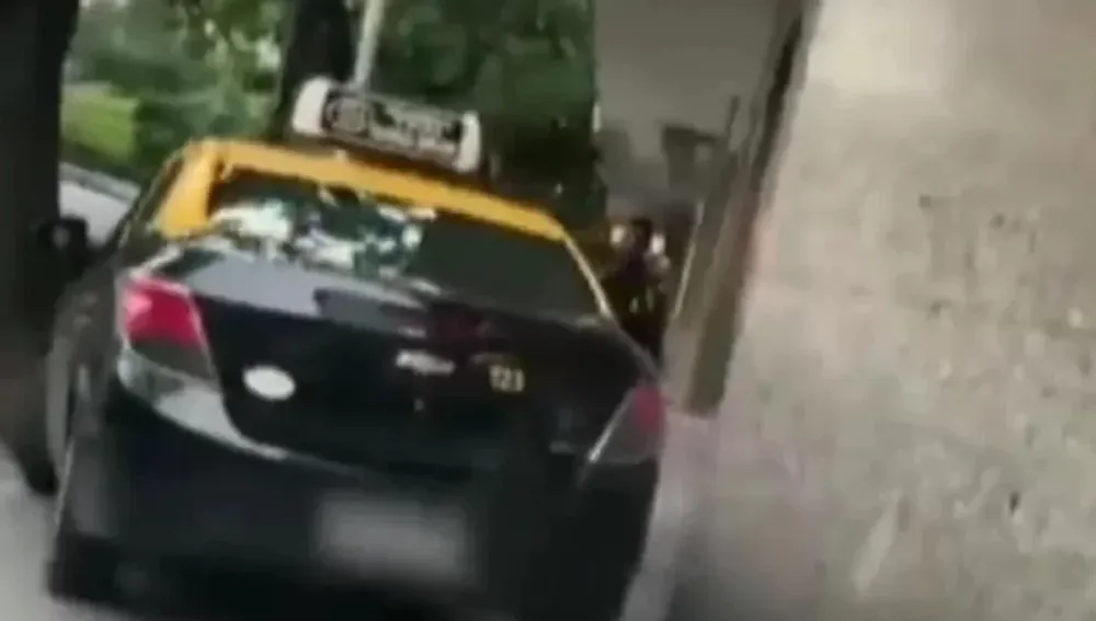 Taxista hizo media cuadra por la vereda para esquivar un embotellamiento