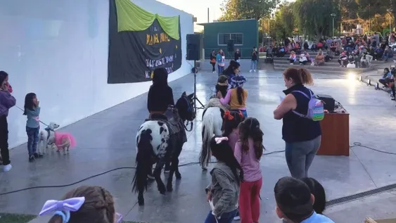 DIVERSIDAD. En el primer “Gran Desfile de Mascotas” en San Martín participaron hasta ponys.