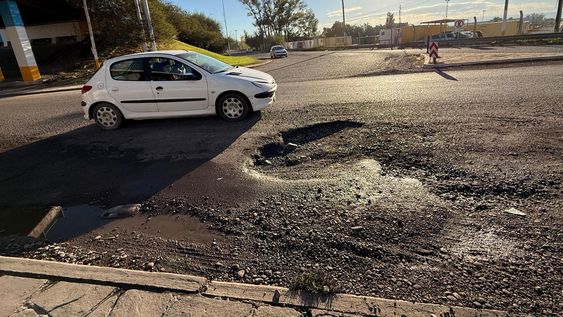 A menos de 3 meses de reparado, se volvió a formar el pozo peligroso en Calle General Acha y Ruta 40, y Vialidad tuvo que volver a intervenir.