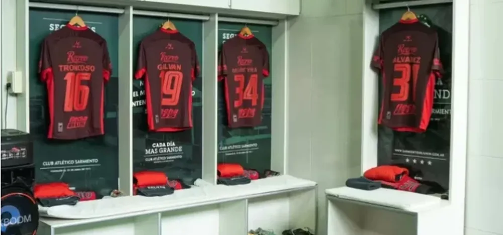 Insólito: barras de Colón ingresaron para robarse las camisetas previo al choque ante Lanús