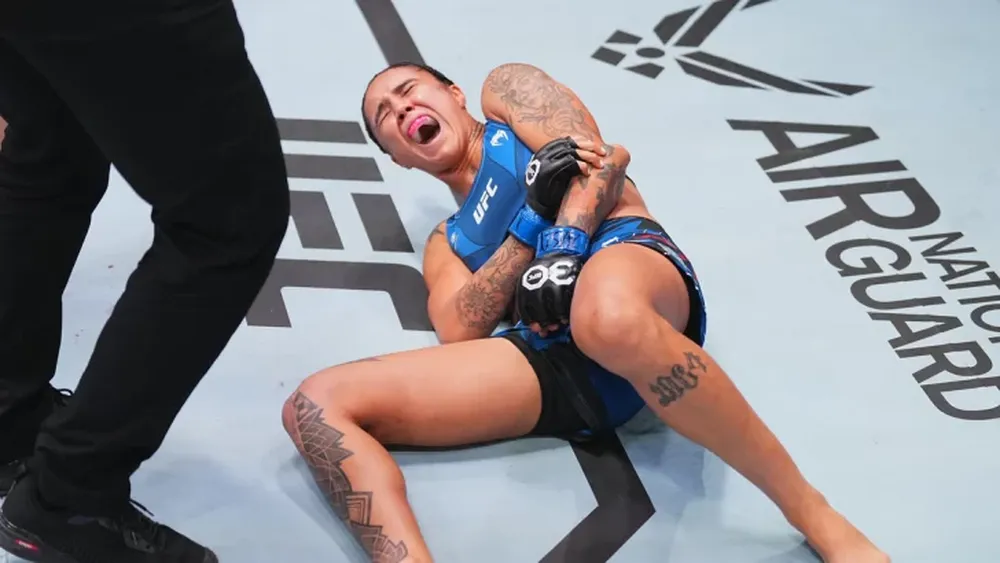 Luchadora de UFC sufrió una escalofriante lesión a los segundos de iniciar el combate