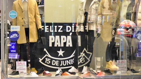 los empleados de comercio recibiran un aumento salarial de 5,7% en tres tramos: como quedan los sueldos