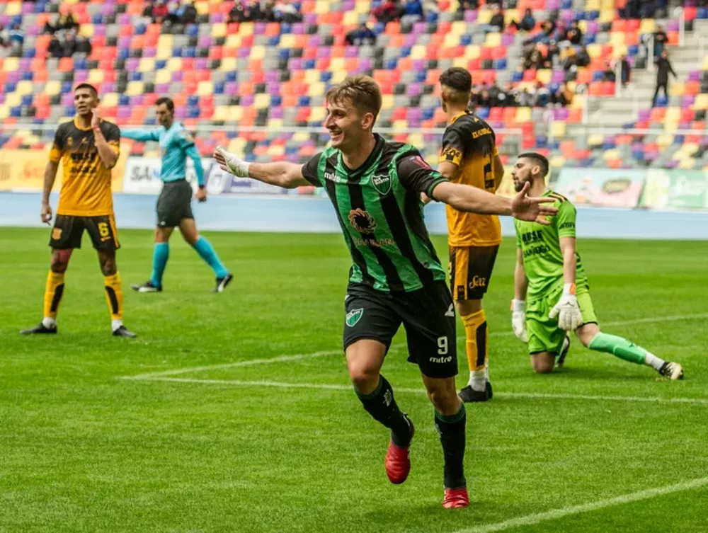 San Martín por fin festejó afuera