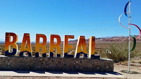 un portal para barreal, la idea de una vecina que se volvio realidad gracias a la ayuda de la comunidad