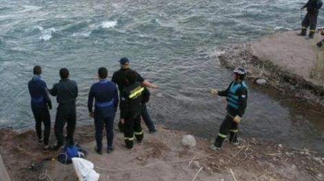 Rescate en el dique Cipolletti. Archivo Los Andes