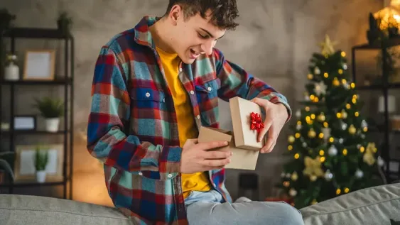 Regalar activa circuitos cerebrales asociados al placer y al bienestar emocional.