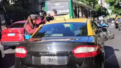 [VIDEO] Insólito: un taxista se quedó dormido en plena avenida y tardaron 20 minutos para despertarlo