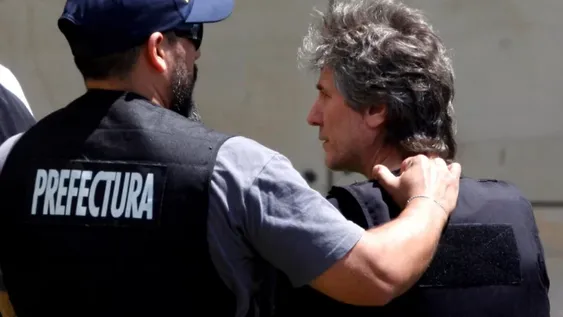 Tras la orden de que regrese a prisión, Boudou se entregó en Comodoro Py