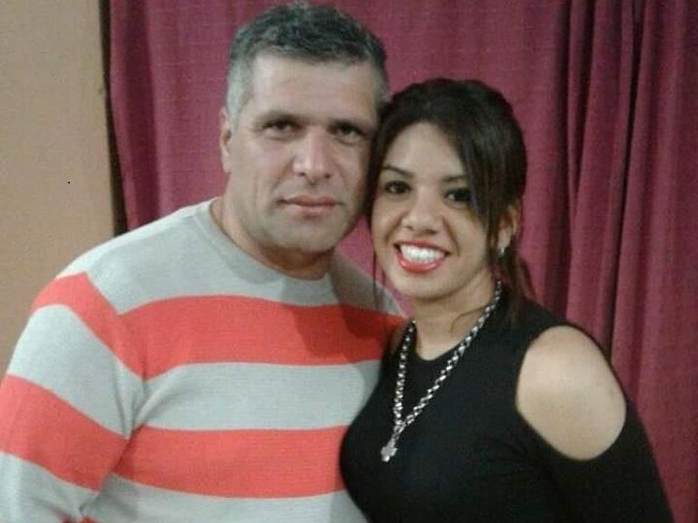 Fue a buscarla al trabajo y la asesinó a puñaladas frente a sus compañeras