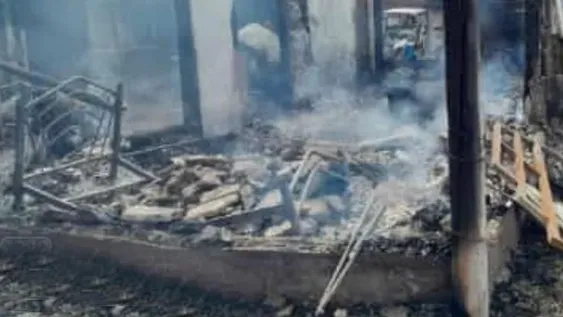 Se les incendió la casa mientras festejaban los 15 de su hija y ahora viven en un galpón