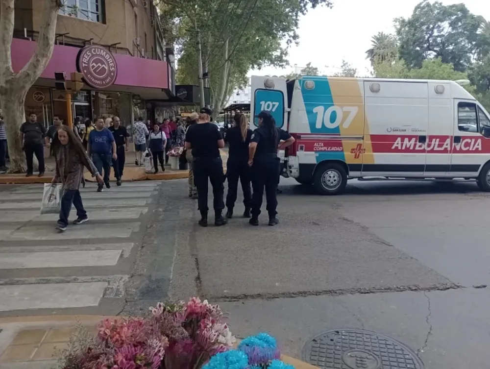 Revuelo en el centro: una anciana tropezó y cayó en medio de la calle