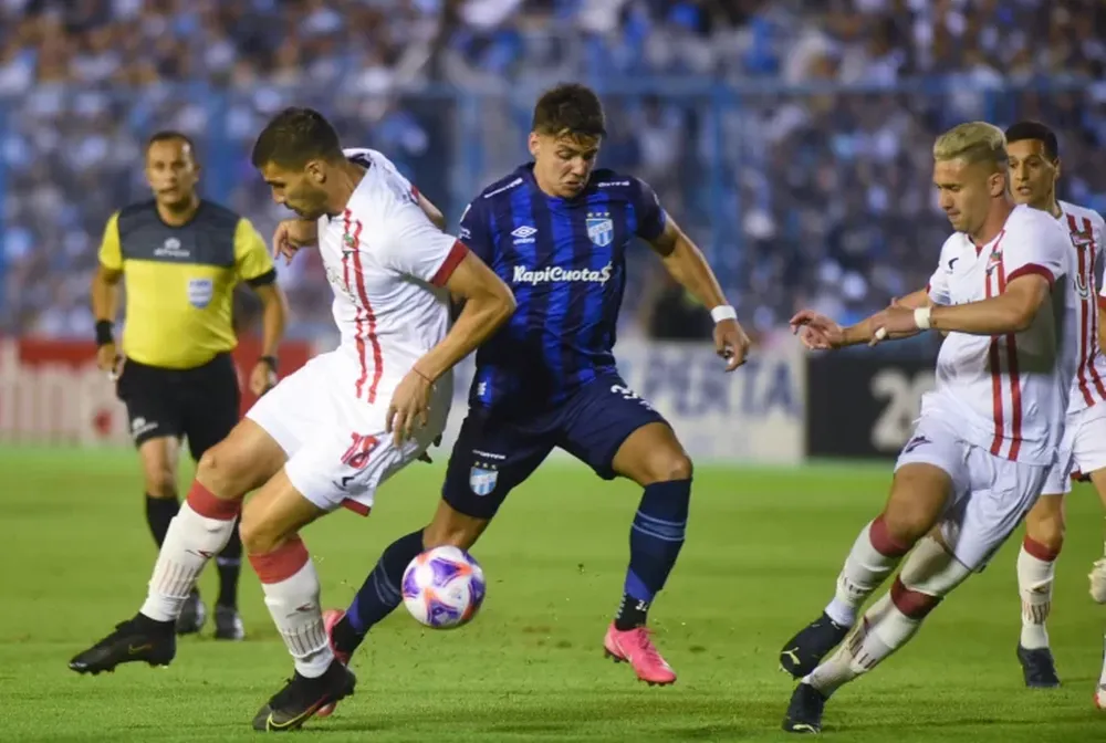 Atl. Tucumán pasó de nuevo a la punta