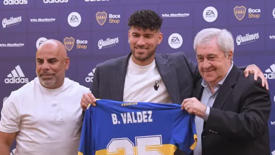 Valdez firmó y ya se calzó la camiseta