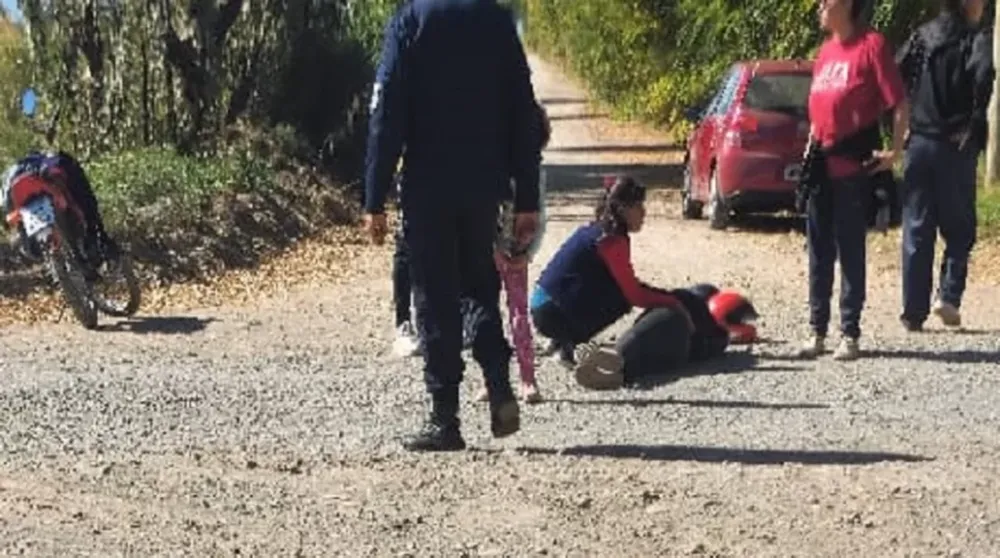 Una mujer resultó herida tras un choque entre un auto y una moto en Médano de Oro
