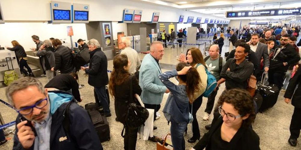 Un paro salvaje de maleteros en Aeroparque, Ezeiza y Córdoba obligó a la cancelación de 40 vuelos