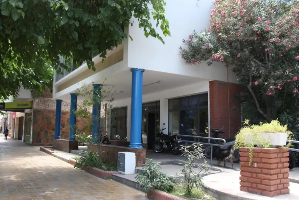 Armados, dos sujetos entraron a una casa y se llevaron $60 mil, 3 televisores y celulares