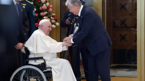 Francisco llegó a Kazajistán para iniciar una visita de tres días centrada en el diálogo y la paz