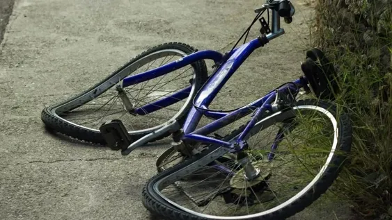 Perdió el conocimiento y se fracturó al chocar contra una camioneta