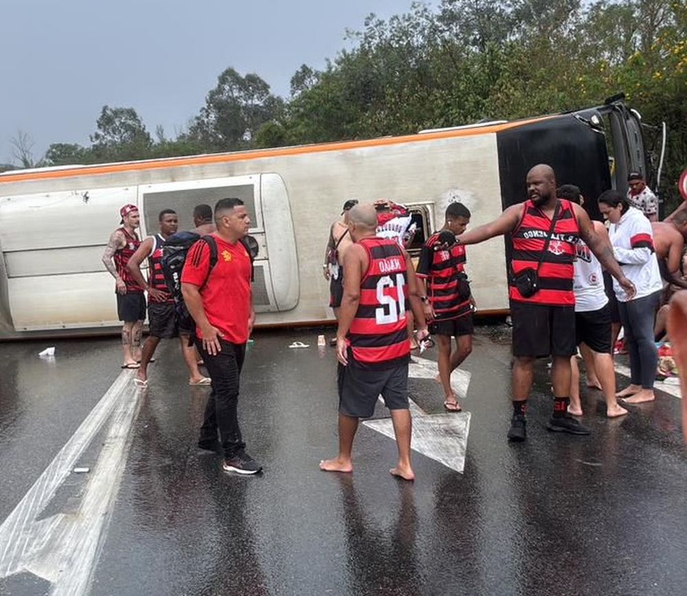 Volcó un micro de hinchas de Flamengo que viajaban para ver el partido ante Racing: hay al menos 16 heridos