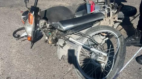 Grave accidente en un peligroso cruce: una camioneta embistió a una moto y se dio a la fuga