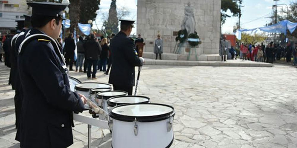 Pese al frío, mucha gente participó del desfile