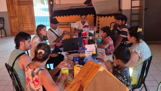 Las personas con consumo problemático o vulnerabilidad social que asisten el Hogar Madre de la Esperaza comparten un desayuno los días sábados.